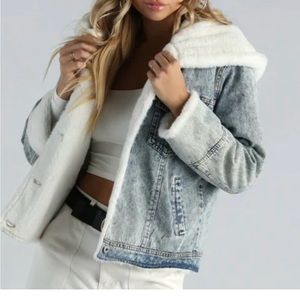 NWOT Jean jacket with faux fur lining . Any questions please ask .